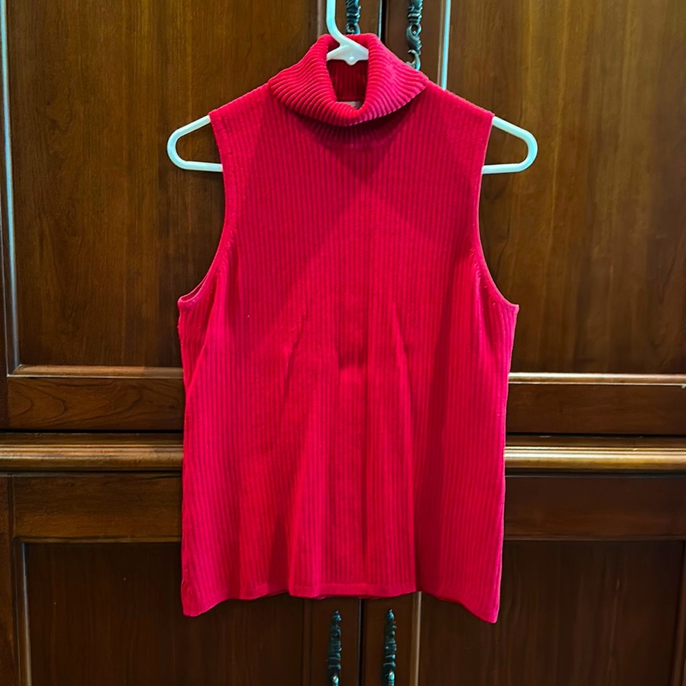 Sleeveless turtleneck